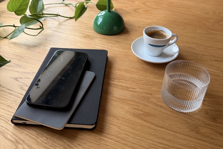 Smartphone liegt auf dem Schreibtisch